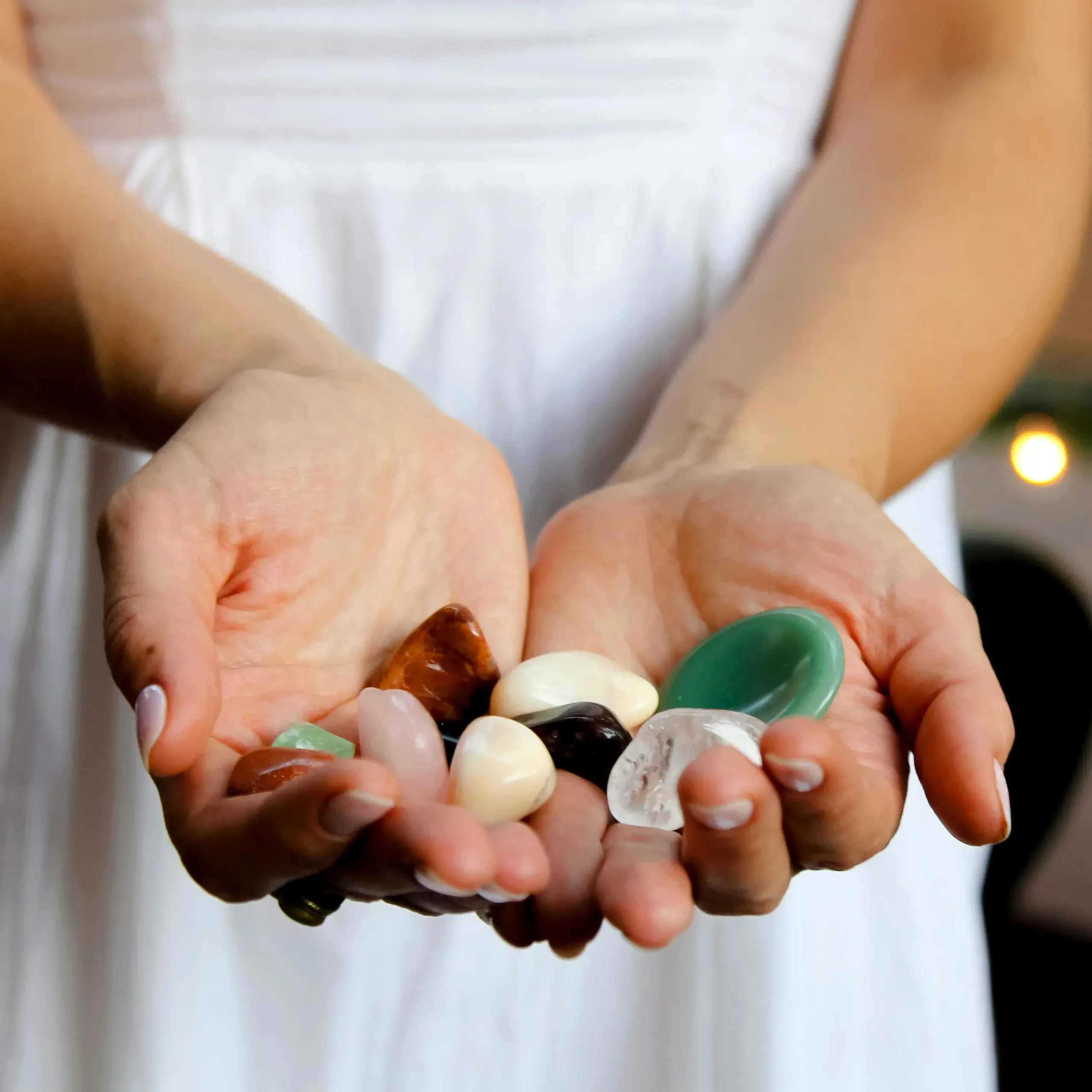 sara-johnston-wSO8ECvI-dA-unsplash Hands holding healing stones during an energy healing session